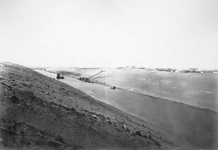 Suecas kanāls. "Tikai retam redzams kāds šakāls skrejam pa karstām tuksneša smiltīm."