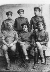 Pirmā pasaules kara laikā Portaturā. Jānis Bērziņš –– otrajā rindā pirmais no labās (No Latvijas vēstures muzeja fondiem)