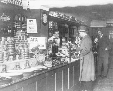 Krievu delikatešu veikals Aga Nirnbergas ielā, 1924. gads (Foto no Dmitrija Nabokova personiskā arhīva)