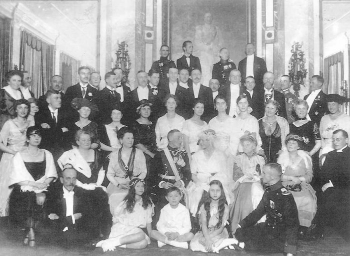 Grupas foto, kur iemūžināta maza daļa no lielā Nabokovu klana masīcas Sofijas kāzās 1920. gada 8. septembrī viesnīcā Adlon. Vladimirs Nabokovs ir 2. no kreisās augšējā rindā, tieši zem ķeizara Vilhelma II portreta.