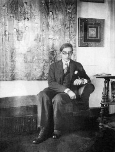 Kavafī savā dzīvoklī Lepsius ielā, 1926 “Mūsu laimei svarīgas ir nevis citu domas, bet gan mūsu pašu pieņēmumi par to, ko par mums domā pārējie. Tātad dzīves pamatā ir nevis patiesība, bet gan mūsu iztēlē eksistējošais.”