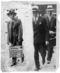 Fotogrāfija ar virsrakstu “Džeka “Kājas” Daiamonta” karjera” publicēta 1931. gada 19. decembrī. Zem tās ir paraksts: “Kur lodes caururbušas vēlīnā Džeka Daiamonta ķermeni… Pirmais ievainojums (zvaigznīte) iegūts 1924. gada apšaudē. Uz viņu atkal šāva (kvadrātiņi) 1927. gada augustā, kad viņš bija miesassargs Mazajam Augijam, kurš apšaudē gāja bojā. Daiamontu atkal ievainoja (aplīši) Montičello hotelī 1930. gada oktobrī. Ceturto reizi uz viņu šāva (trīsstūrīši) Aratagota Inn, un galu galā viņu nogalināja (x) Albanijā, 1931. gada decembrī pēc randiņa ar Kikiju Robertsu.” Pats Džeks Daiamonts savas īsās dzīves laikā tika turēts aizdomās par vairāk nekā divdesmit piecu cilvēku noslepkavošanu. (Foto: Daily News)