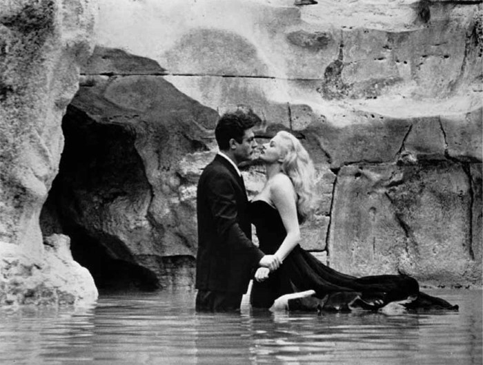 Marčello Mastrojāni un Anita Ekberga pie Trevi strūklakas. Kadrs no Federiko Fellīni filmas