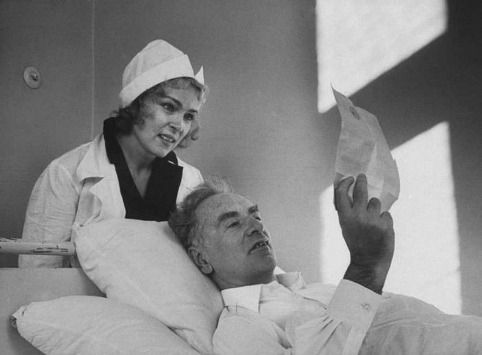 Ļevs Landaus ar sievu Koru slimnīcā, saņēmuši ziņu par Landauam piešķirto Nobela prēmiju fizikā, 1962 (Foto: Getty Images)